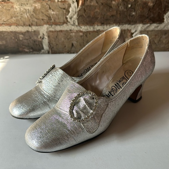 Vintage Thom McAn Silver Heel - Picture 2 of 11